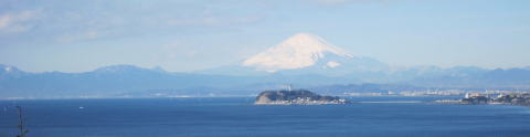 相模湾に浮かぶ富士山と江ノ島